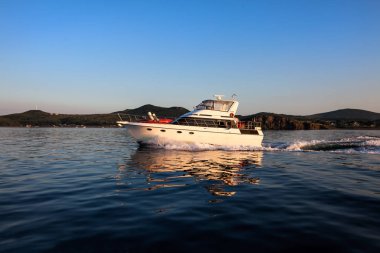 Gün batımında denizde taşıma motorlu tekne