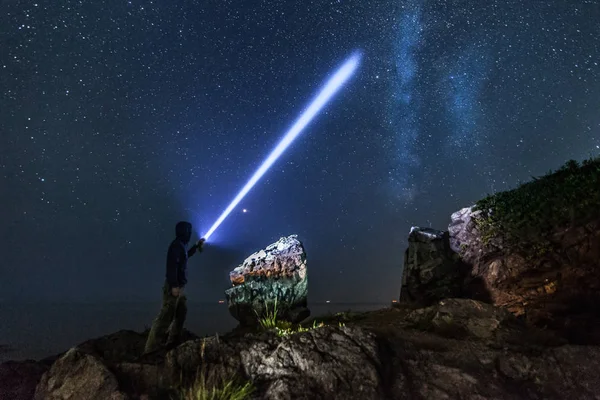 Muž Lucernou Pod Hvězdnou Oblohu Mléčné Dráhy — Stock fotografie