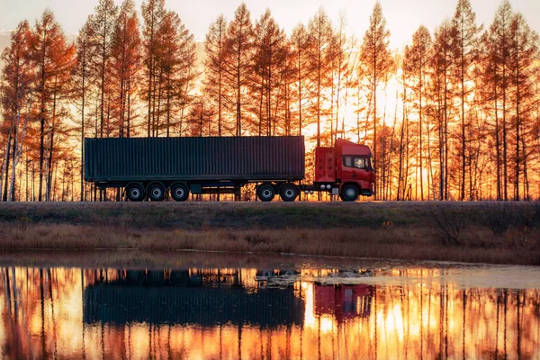 Czerwona Ciężarówka Drodze Zachodzie Słońca Koncentracja Pojemniku — Zdjęcie stockowe