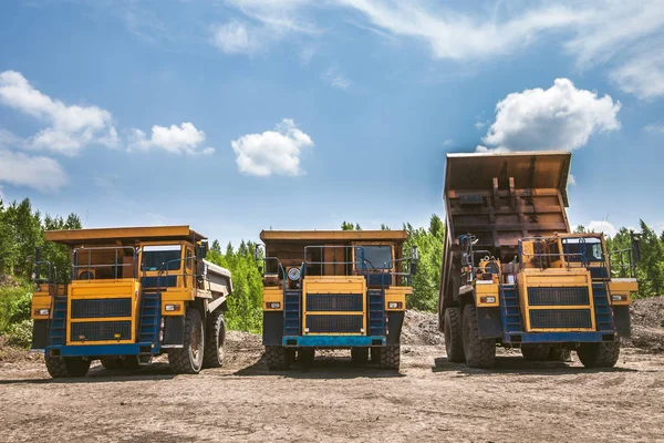 Gele Dump Trucks Bereid Samen Werken — Stockfoto