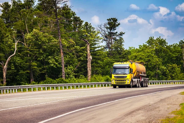 Gelber Lkw Mit Orangefarbenem Tanksattelauflieger Auf Einer Straße — Stockfoto