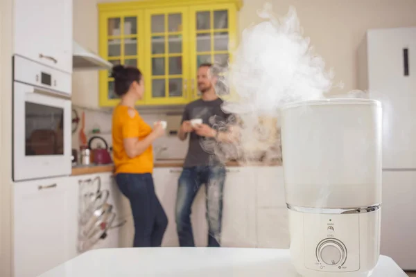 Humidificador Cocina Hombre Una Mujer Fondo — Foto de Stock