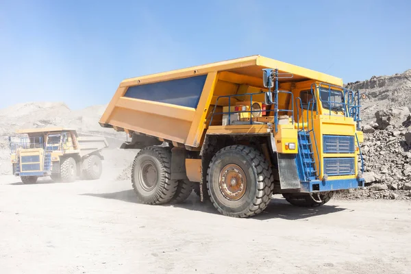 Dump Trucks Verplaatsen Een Kolen Mijne — Stockfoto