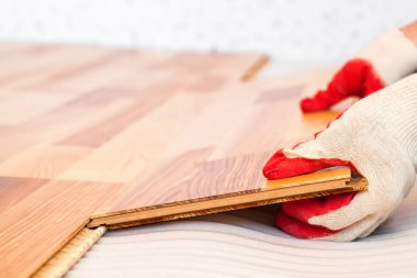 Doğal ahşap floorboard dişbudak kaplama ile yüklenmesi