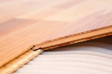 Doğal ahşap floorboard dişbudak kaplama ile yüklenmesi
