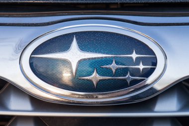 Habarovsk, Rusya - 22 Aralık 2018: Subaru logolu biraz üstünde hoarfrost,