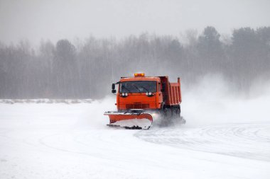 Kar temizleme aracı kamyon kış kar fırtınası sırasında yol temizleme
