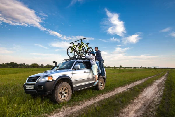 Priamursky Russia June 2016 Mitsubishi Pajero Sport Two Bicycles Roof — Stock Photo, Image