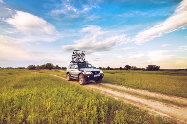 Priamursky, Rusya - 10 Haziran 2016: Mitsubishi Pajero spor ile iki Bisiklet Port Bagaj