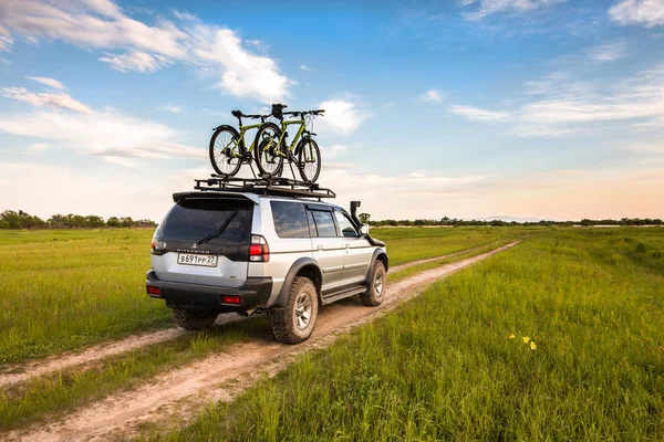 Priamursky Russia June 2016 Mitsubishi Pajero Sport Two Bicycles Roof — Stock Photo, Image