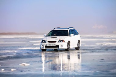 Habarovsk, Rusya - 2 Şubat 2019: Toyota Caldina buz tarafından taşıma