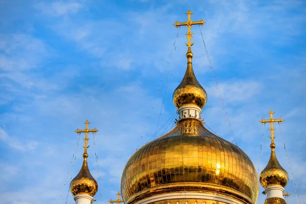 Duomo ortodosso cupola e croce d'oro — Foto Stock