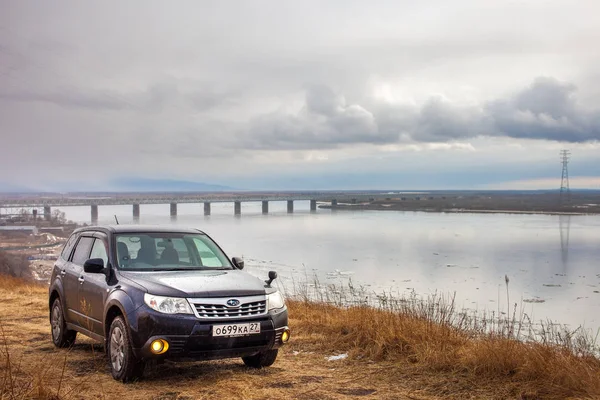 Khabarovsk, Rusya - 19 Nisan 2019: Subaru Forester nehir kıyısındaki toprak yolda — Stok fotoğraf