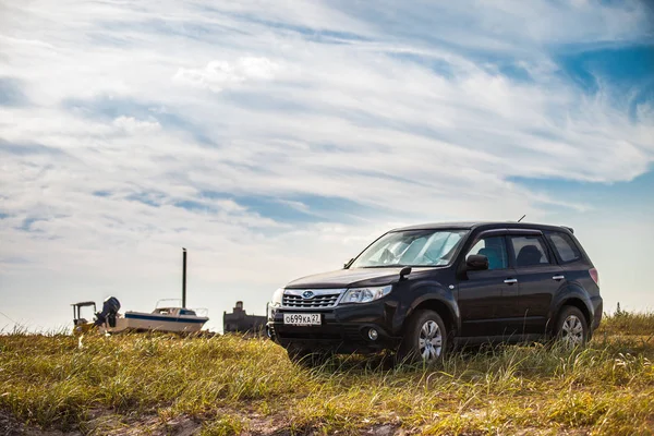 Zarubino, Oroszország - augusztus 01, 2018: Subaru Forester at sea coast — Stock Fotó