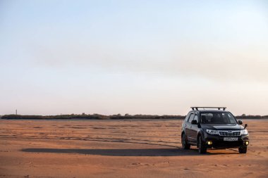 Khabarovsk, Rusya - 3 Mayıs 2019: Subaru Forester kumlu plajda