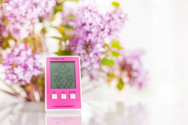Igrometro rosa su tavolo bianco con lilla sullo sfondo — Foto Stock