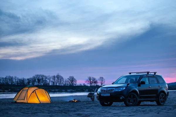 Nikolaevka, Russia - May 4, 2019: Camping at sunrise on a sand r — Stock Photo, Image