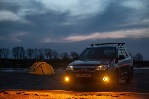 Nikolaevka, Russia - May 4, 2019: Camping at sunset on a sand ri — Stock Photo, Image