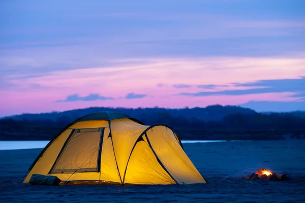 Camping with yellow tent at sunrise on a sand river bank — Stock Photo, Image