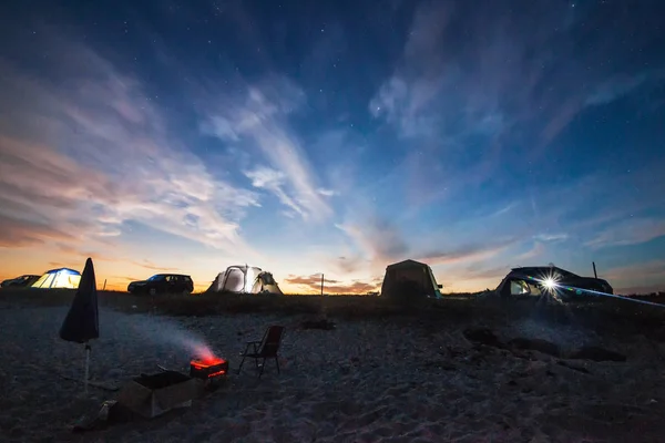 Acampar na praia à noite — Fotografia de Stock