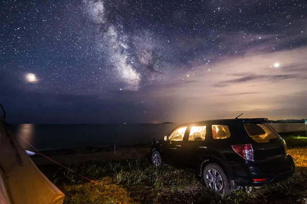 Kempování na pláži pod noční oblohou — Stock fotografie