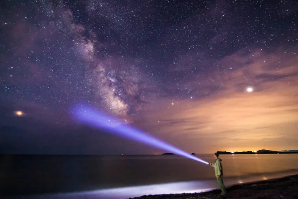 Muž s lucernou pod hvězdnou oblohu a mléčné dráhy — Stock fotografie