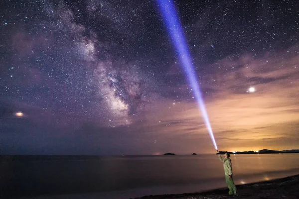 Muž s lucernou pod hvězdnou oblohu a mléčné dráhy — Stock fotografie