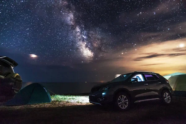 Carros e tendas turísticas na praia à noite — Fotografia de Stock