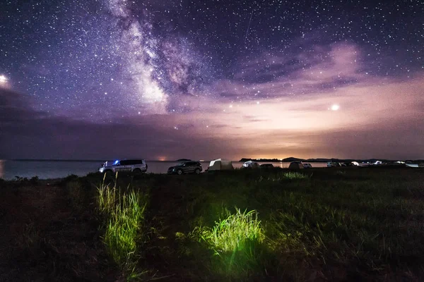 Auta a kempy na mořském pobřeží v noci — Stock fotografie