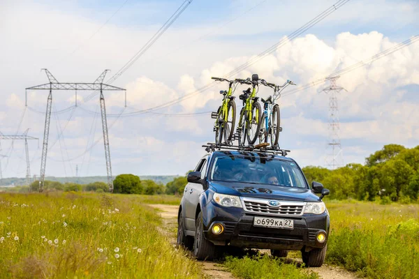 Chabarowsk, Rosja-czerwiec 08, 2019: Subaru Forester z trzema rowerami na bagażnik dachowy — Zdjęcie stockowe