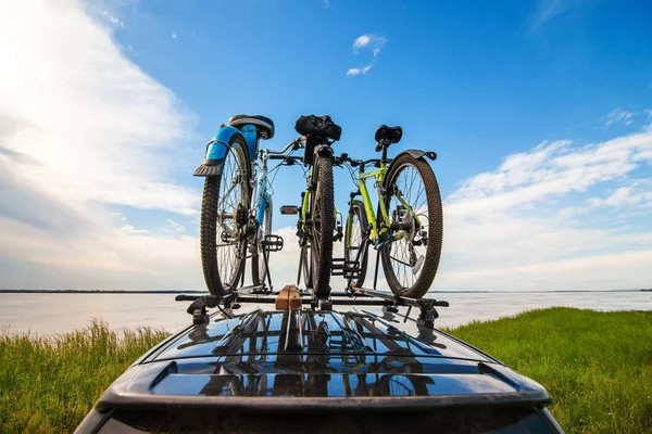 Três bicicletas em prateleiras de telhado — Fotografia de Stock