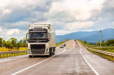 Primorye, Rusya - 21 Temmuz 2019: Beyaz Volvo kamyon yazın yolda