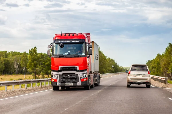 Primorye, Ryssland-21 juli 2019: röd Renault Truck på en väg i — Stockfoto