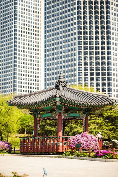 Traditional korean house against the background of modern buildi — Stock Photo, Image