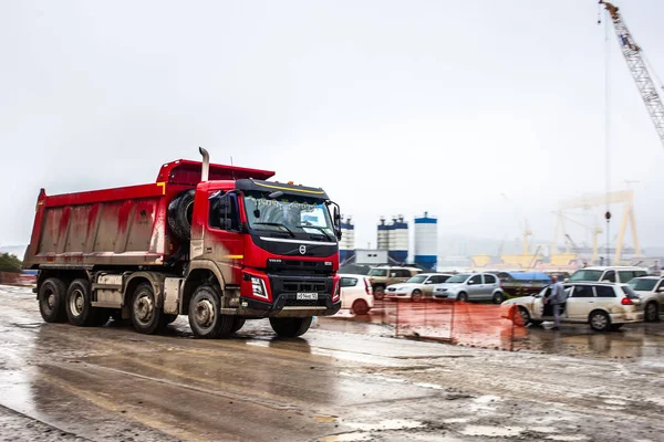 Bolshoy Kamen, Russie - 16 août 2019 : Camion à benne basculante Volvo rouge mo — Photo