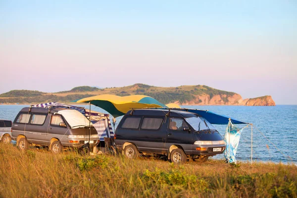 Primorye, Rusya - 02 Ağustos 2018: Seashore kamp iki To ile — Stok fotoğraf