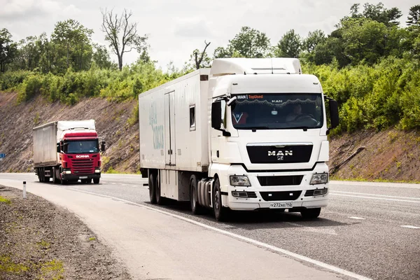 BIKIN, RUSIA - 06 DE JUNIO DE 2018: Dos camiones se mueven por una carretera — Foto de Stock