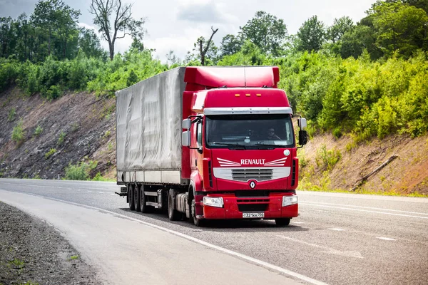 Bikin, Ryssland-06 juni 2018: Red Renault Trucks flyttar med en ro — Stockfoto