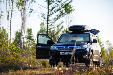 Khabarovsk, Rusya - 23 Mayıs 2020: Ormandaki toprak yolda çatı kutulu Subaru Forester