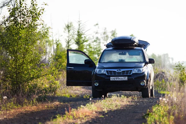 Khabarovsk Rusya Mayıs 2020 Ormandaki Toprak Yolda Çatı Kutulu Subaru — Stok fotoğraf