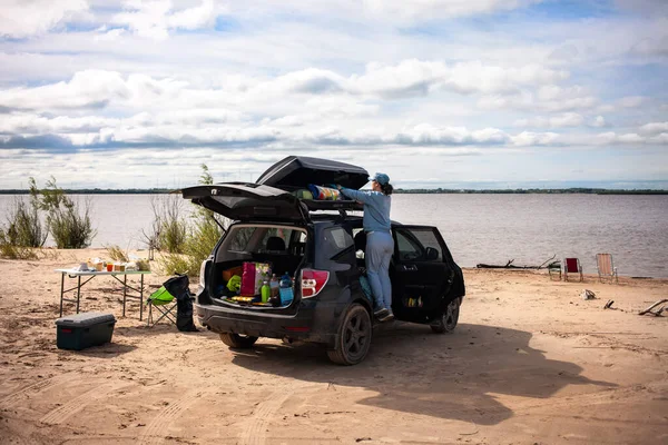 Mujer Quitando Equipo Turístico Caja Del Techo Río —  Fotos de Stock