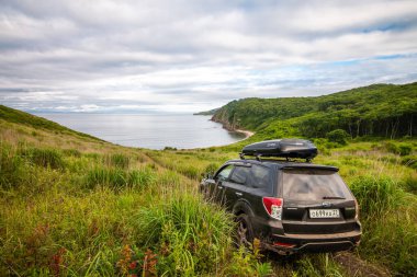 Putyatina, Rusya - 28 Temmuz 2020: Siyah Subaru Forester Çatısı olan ve denize giden yolda