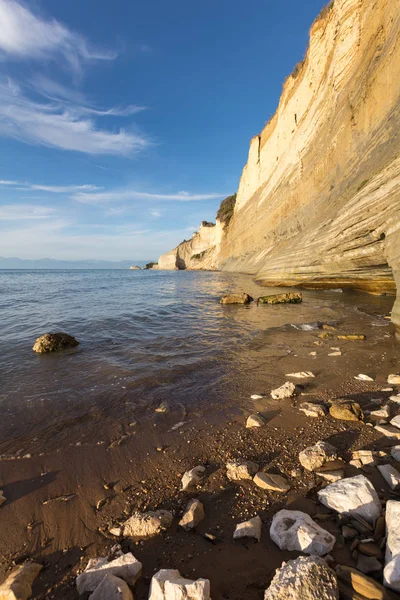 Gün batımında Corfu Island Altın ışık Batı tarafında yer alan bir uçurum