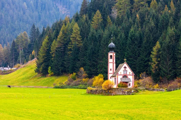 Pequeña Iglesia Situada Prado Con Picos Alta Montaña Detrás — Foto de Stock