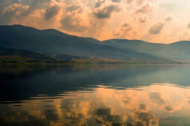 Sabah vakti muhteşem göl manzarası