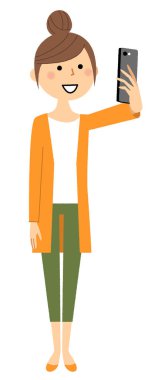 Genç bir kadın, anne, Selfie / Akıllı telefonuyla selfie çeken genç bir kadının resmi.