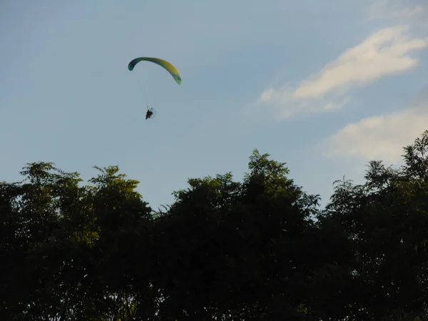 Latanie Paralotnia Niebie Nad Lasem Flying Sky Wood Forest Paradeltaplane — Stock Photo, Image