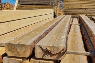 Endüstriyel depo kereste fabrikası, bir kereste fabrikasında bitmiş ürünler..