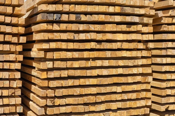 Kereste deposunda yeni ahşap çiviler, planlı tahtaların deposu..