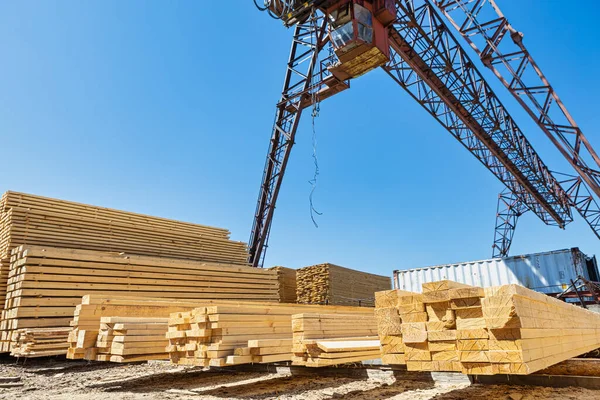 Endüstriyel depo kereste fabrikası, bir kereste fabrikasında bitmiş ürünler. Kereste yükleme vinci.